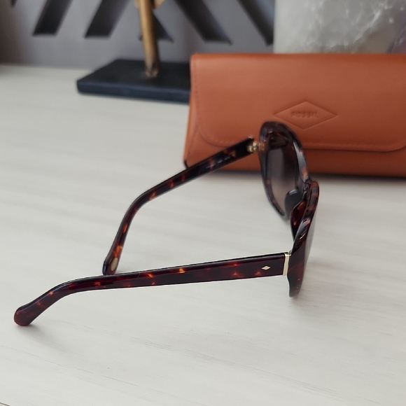 Fossil Women's Tortoise Shell Sunglasses - Picture 4 of 12